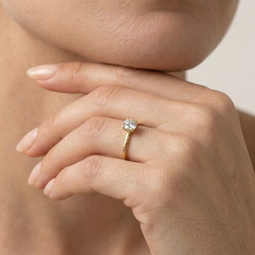 Yellow gold ring with 4-prong setting