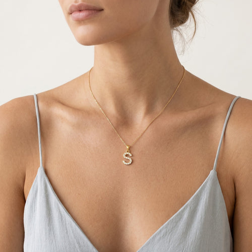 Colgante de oro letra "S" con circonitas