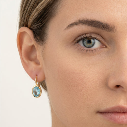 Boucles d’oreilles en or avec topaze bleue ovale