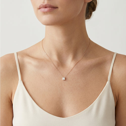 Collar de oro rosa con circonita de talla esmeralda