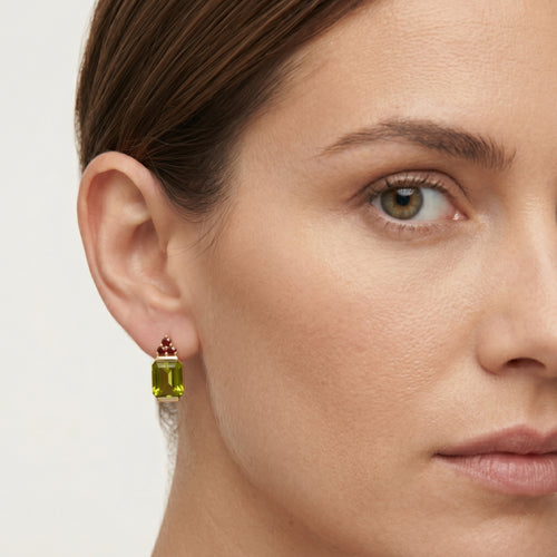Boucles d’oreilles en or avec grenat et moldavite rayonnants