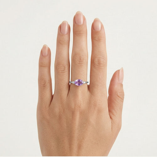Anillo de oro blanco con amatista y circonio