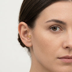 Elegantní zlatý piercing s milostným designem