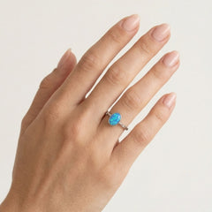 Anillo de oro blanco con ópalo azul sencillo