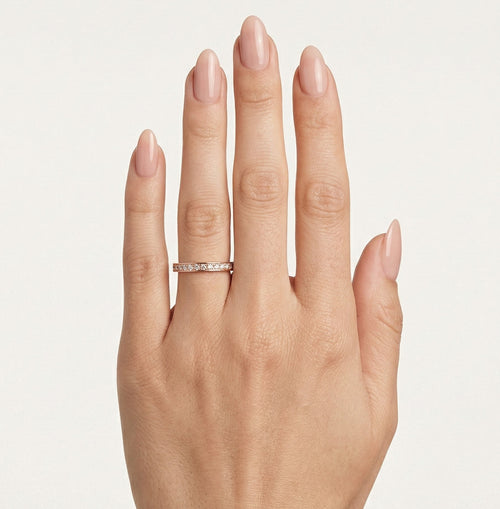 Snubní prsten z růžového zlata s kameny