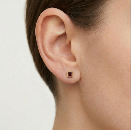 Jednoduché náušnice ze žlutého zlata se solitérem granátu