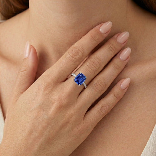 Ring aus Sterlingsilber mit smaragdgeschliffenem Saphir