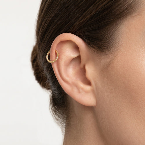 Schickes Damen-Creolenpiercing mit gedrehtem Detail