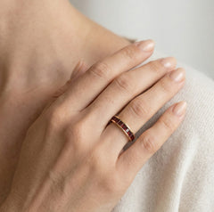 Anillo de oro amarillo con granates y estilo