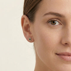 Boucles d’oreilles clous en or jaune avec onyx noir en halo de zirconiums