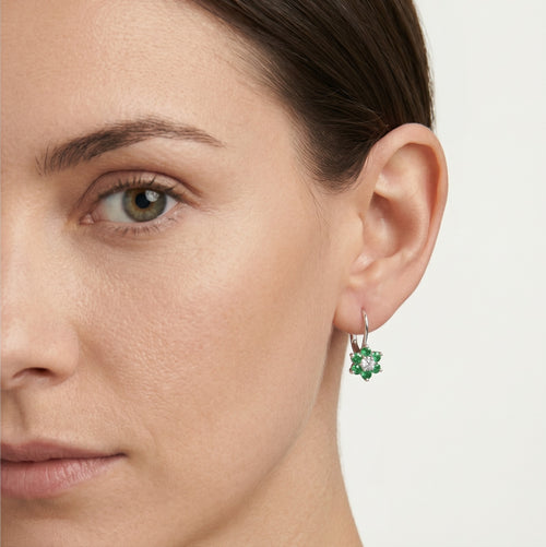Boucles d’oreilles pendantes fleur avec accent émeraude