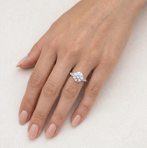Bague en argent sterling avec zirconia rond et baguette.