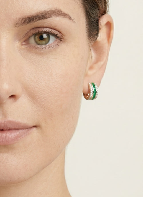 Důmyslné náušnice ze žlutého zlata s kulatým diamantem a smaragdem