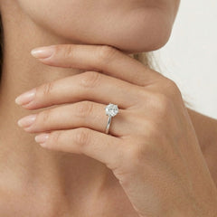 Anillo de plata con engaste de cuatro garras