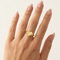 Anillo de corazón encantador en oro amarillo