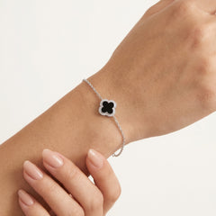 Stříbrný náramek  se čtyřlístkem a onyxem