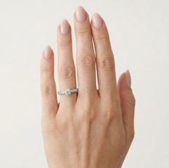 Anillo de compromiso radiante con diamante de corte redondo