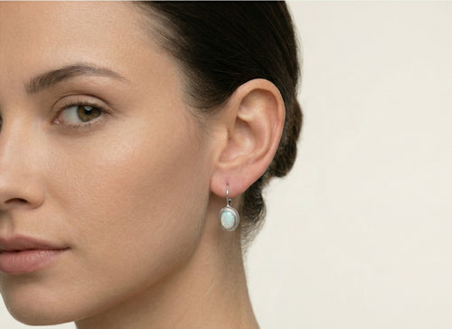 Boucles d’oreilles ovales simples en opale blanche avec fermoir à levier