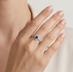 Anillo de halo en plata esterlina con zafiro en corte pera