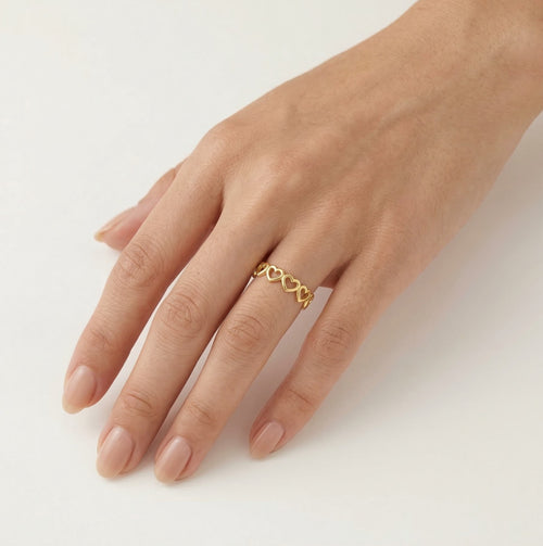 Anillo de oro con corazón encantador