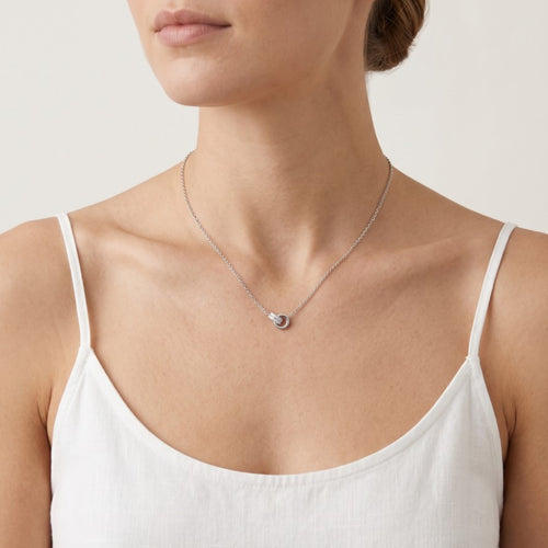 Elegantní náhrdelník z bílého zlata se dvěma diamantovými kruhy