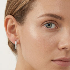 Elegantes aros de oro blanco con circonita cúbica