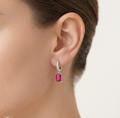 Boucles d’oreilles en argent sterling avec l’élégance du rubis