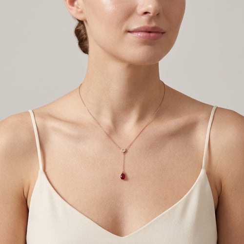 Collar de diamantes con gota de granate