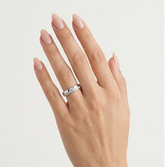 Anillo clásico de oro blanco