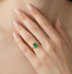 Gelbgoldener Ring mit Diamant und Smaragd