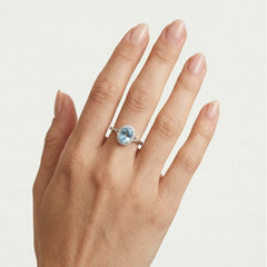 Prsten z bílého zlata s modrým topazem a diamanty