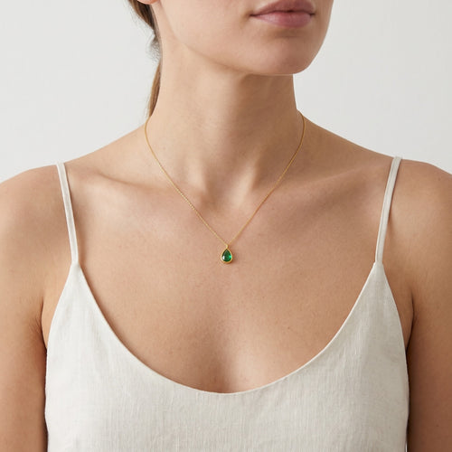 Fine gold drop-shaped necklace with synthetic emerald