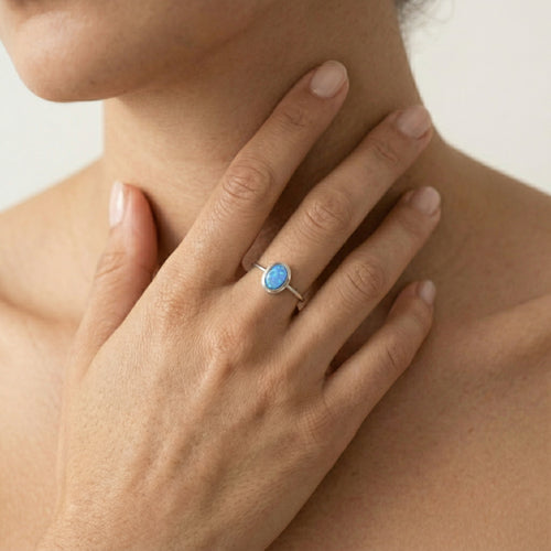 Anillo de oro blanco con ópalo azul corte ovalado