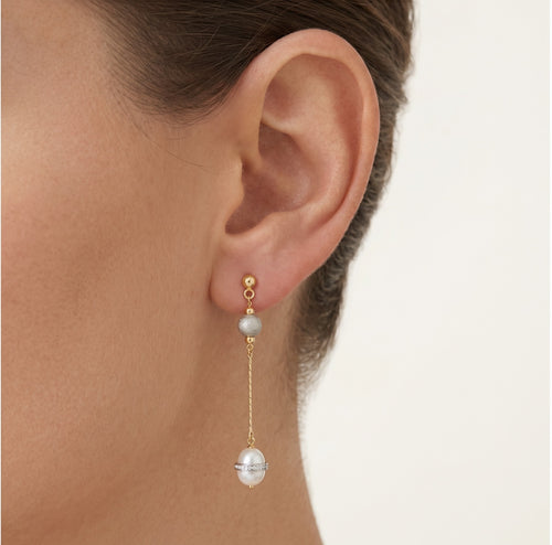Gold chain dangle earrings with pearls