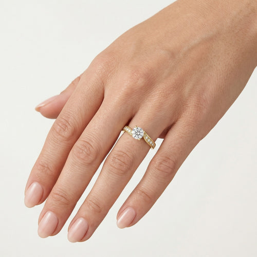 Anillo asimétrico de oro amarillo con circonia cúbica