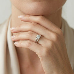 Klasický prsten z bílého zlata s odhalenými zirkony