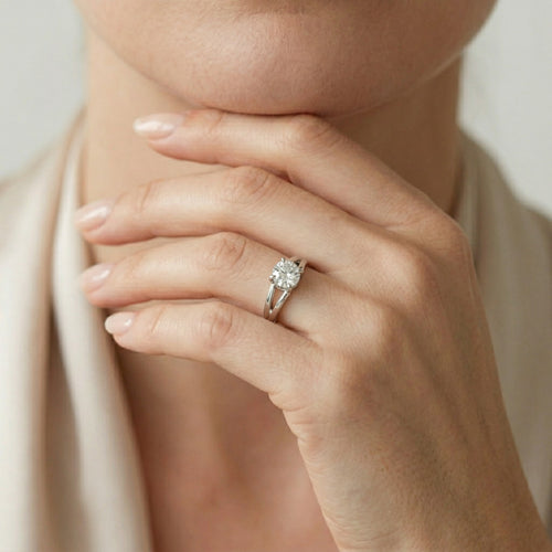 Klasický prsten z bílého zlata s odhalenými zirkony