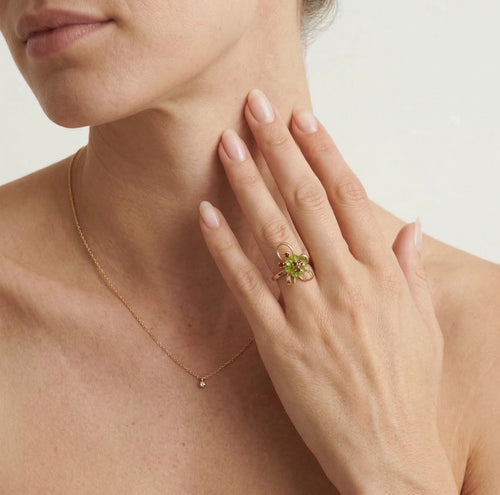 Elegantní květinový prsten ze 14kt zlata s křemenem a granátem