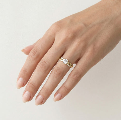 Anillo de oro amarillo con diseño en forma de ola