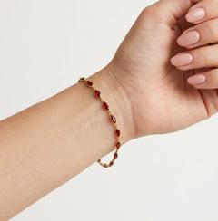Elegante pulsera de granate en corte marquesa
