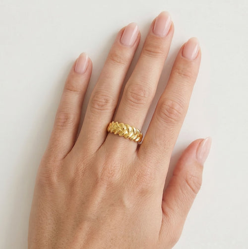 Graceful leafy waves gold ring