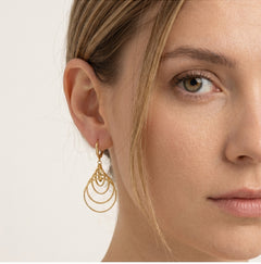 Aretes colgantes de oro con círculos