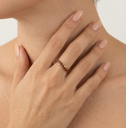 Eleganter Damenring aus Gold mit Granat