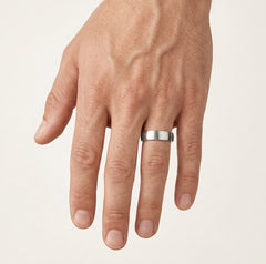 Anillos de boda elegantes de oro blanco mate