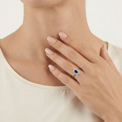 Bague royale en or blanc avec saphir et zircone