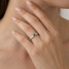 Elegant white gold ring with diamond and emerald