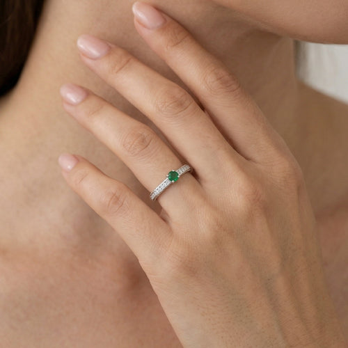 Elegant white gold ring with diamond and emerald
