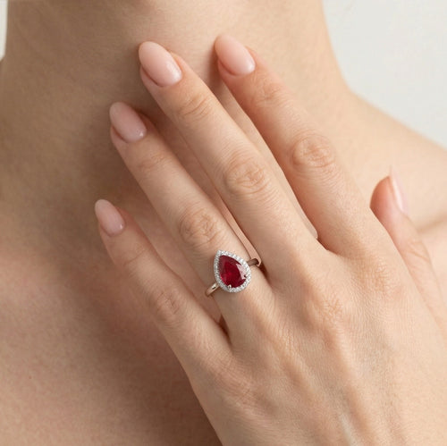 Anillo de plata de ley con rubí en forma de pera y zirconia redonda