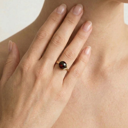 Eleganter Ring mit rund geschliffenem Granat