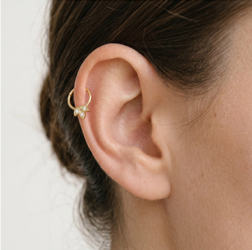 Stilvoller Gold-Hoop-Piercing mit Zirkonia